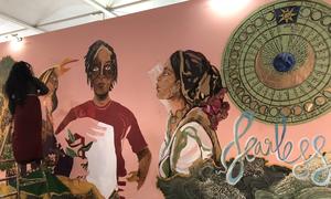 Ativista pintando um mural no Pavilhão da Juventude, COP27.