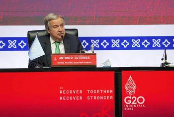 El Secretario General António Guterres habla con los medios de comunicación en Bali, Indonesia, donde se celebra la cumbre del G20 de este año.