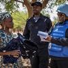 Suite à une attaque dans la région de Bandiagara au Mali, la Police des Nations Unies (UNPOL) patrouille dans la zone à pied et en véhicule.