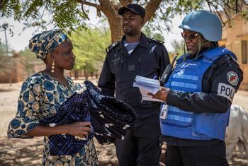 Suite à une attaque dans la région de Bandiagara au Mali, la Police des Nations Unies (UNPOL) patrouille dans la zone à pied et en véhicule.