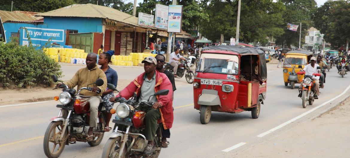 Système de transport le long d'une des routes principales de la ville de Malindi, au Kenya,