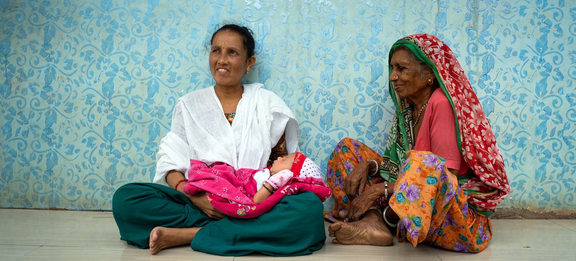 La planification familiale soutient la santé et réduit les décès maternels et infantiles en prévenant les grossesses non désirées et les avortements à risque.