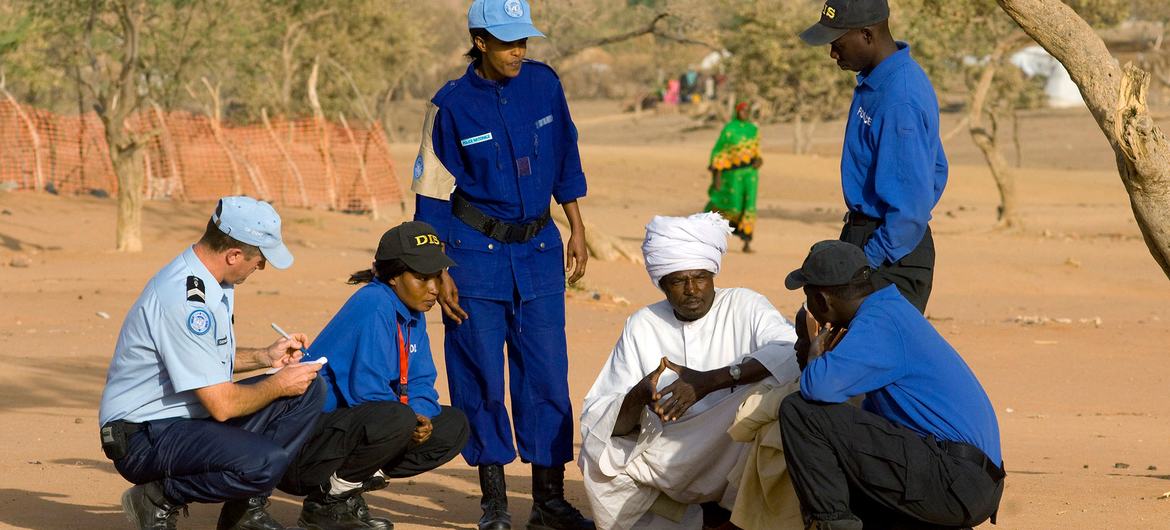 联合国警察在乍得的法查纳营地采访苏丹难民。