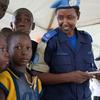 联合国警察在科特迪瓦阿比让参加儿童保护宣传活动。