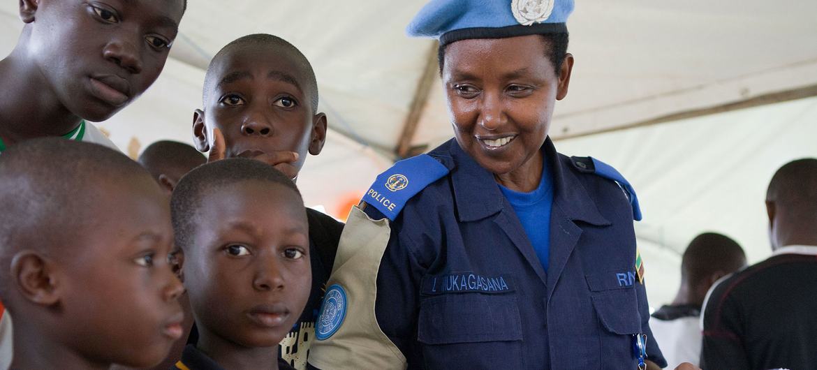 شرطة الأمم المتحدة (UNPOL) تشارك في أنشطة التوعية لحماية الطفل في أبيدجان، كوت ديفوار.