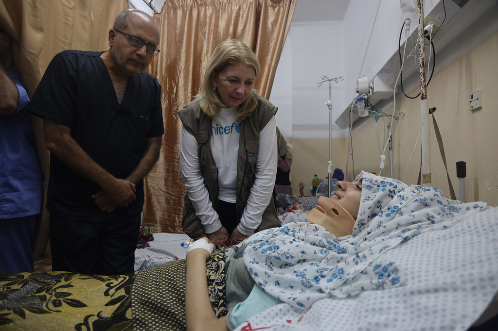 Mkurugenzi Mtendaji wa UNICEF Catherine Russell anatembelea hospitali ya Nasser huko Khan Yunis, Gaza, ambako alikutana na wagonjwa na familia zilizokimbia kutafuta makazi na usalama.