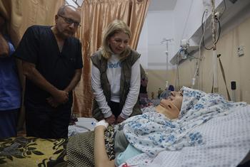 La Directrice générale de l'UNICEF, Catherine Russell, visite l'hôpital Nasser à Khan Yunis, à Gaza, où elle a rencontré des patients et des familles déplacées en quête d'abri et de sécurité.