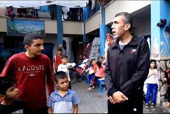ग़ाज़ा में बहुत से विस्थापित फ़लस्तीनी, UNRWA के स्कूलों में पनाह लिए हुए हैं.
