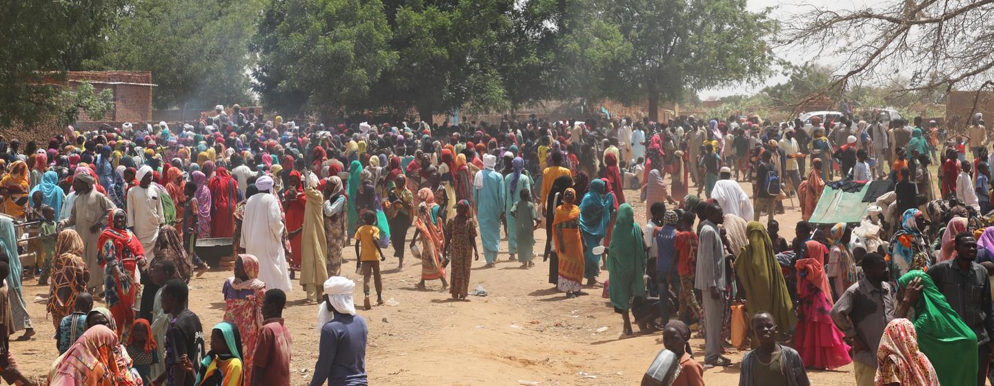Des réfugiés soudanais, dont de nombreuses femmes et enfants, se rassemblent devant un lycée à Adré, au Tchad, le 17 juin 2023.