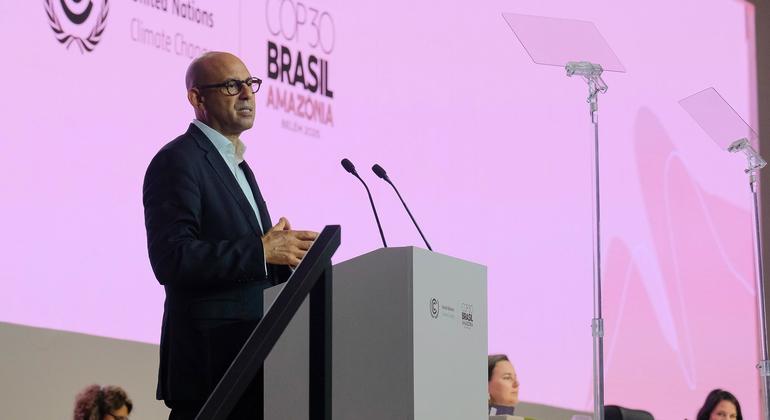 संयुक्त राष्ट्र के जलवायु प्रमुख साइमन स्टील, उच्च-स्तरीय सत्र के उद्घाटन अधिवेशन को सम्बोधित करते हुए.