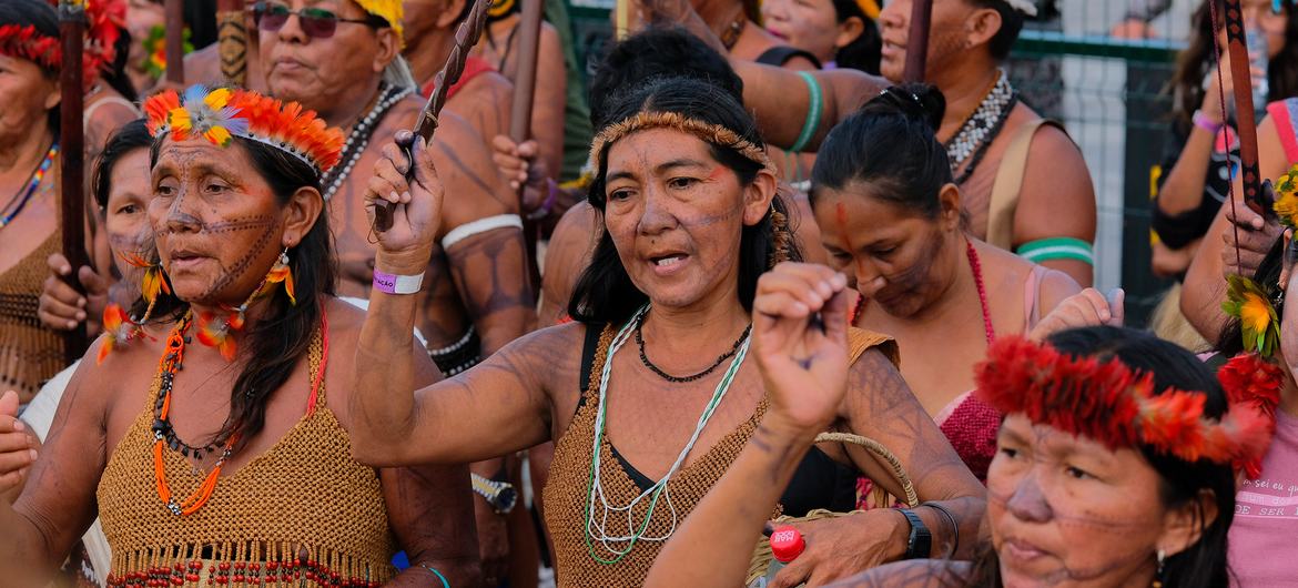 Акция простеста коренных народов Бразилии на КС-30. 