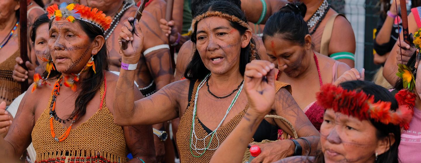 Des membres du peuple munduruku manifestent lors de la conférence des Nations Unies sur le climat (COP30) à Belém, au Brésil.