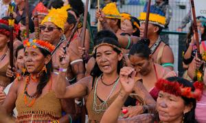 Los Pueblos Indígenas Mundurukú protestan en la Conferencia de la ONU sobre el Clima en Belém, Brasil.
