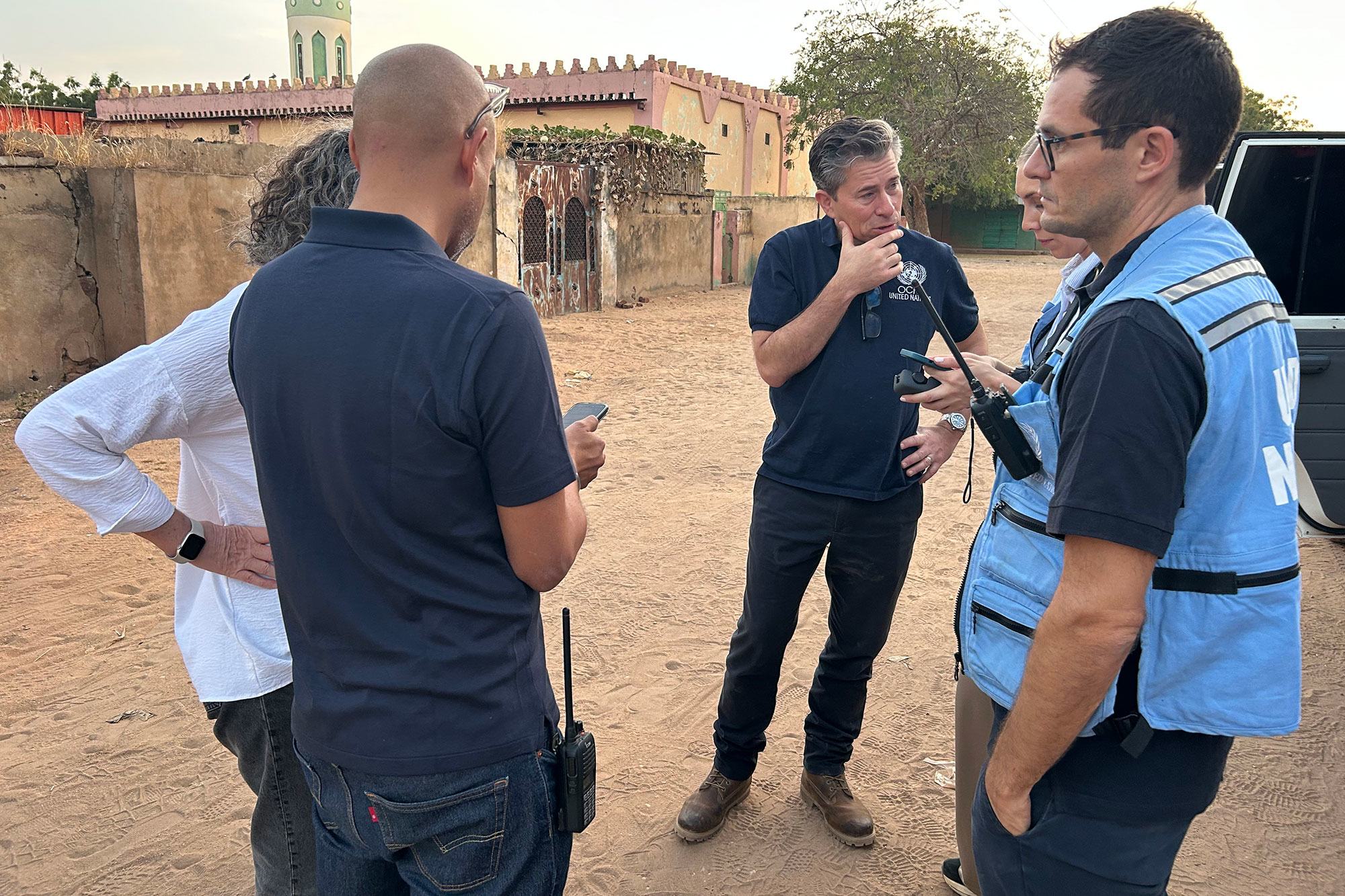 Le chef des affaires humanitaires de l'ONU, Tom Fletcher (de face, au second plan), lors de sa récente visite à Tawila, au Darfour du Nord, dans l'ouest du Soudan.