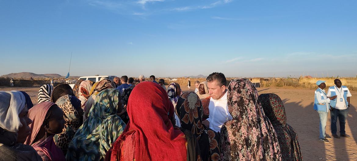 توم فليتشر يلتقي بالنساء في مخيم في طويلة للأشخاص الذين فروا من الصراع في الفاشر.