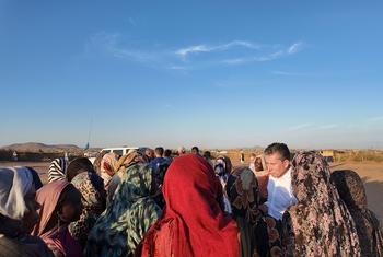 Tom Fletcher (katikati), Afisa mkuu wa Umoja wa Mataifa wa masuala ya kibinadamu, anakutana na wanawake katika kambi ya Tawila kwa ajili ya watu waliokimbia migogoro.