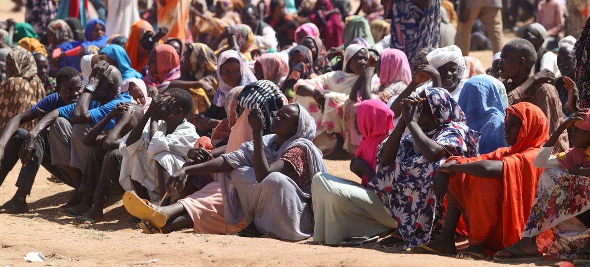 Pessoas que fugiram dos combates em El Fasher e arredores aguardam assistência em Tawila, no estado de Darfur do Norte, no Sudão