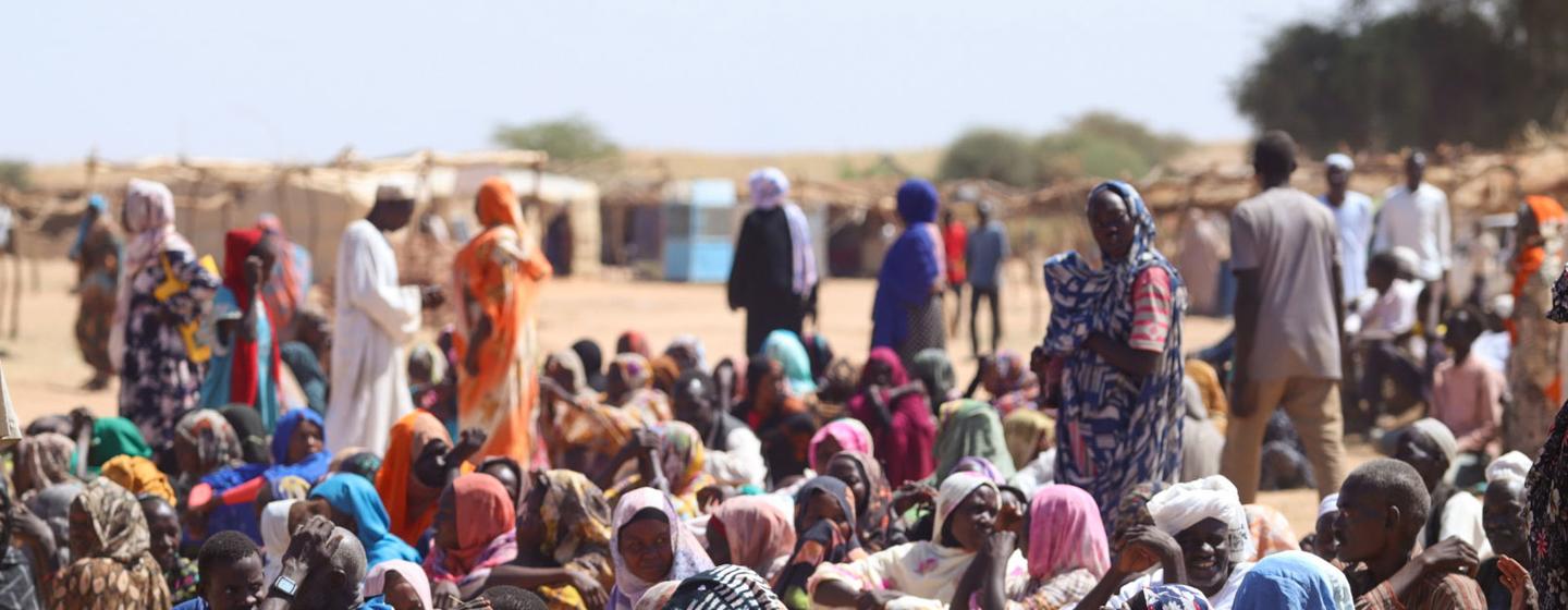 Des personnes ayant récemment fui les combats à El Fasher et dans les zones environnantes attendent de l'aide à Tawila, dans l'État du Darfour du Nord, à l'ouest du Soudan.