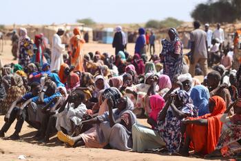 Des personnes ayant récemment fui les combats à El Fasher et dans les zones environnantes attendent de l'aide à Tawila, dans l'État du Darfour du Nord, à l'ouest du Soudan.