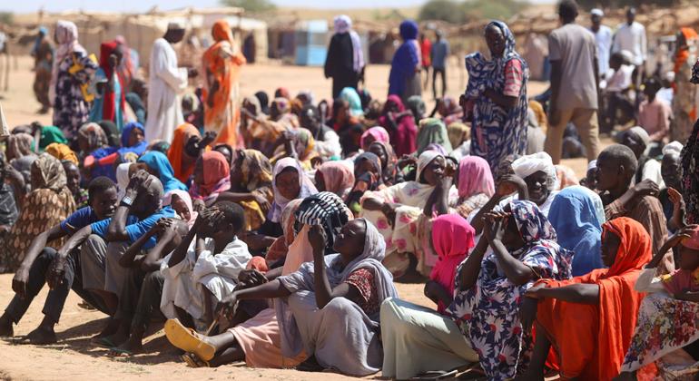 Las personas que recientemente huyeron de los combates en El Fasher y sus alrededores esperan ayuda en Tawila, en el estado sudanés de Darfur del Norte.