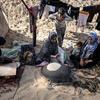 一个流离失所的巴勒斯坦家庭现在住在加沙南部的一个临时营地里，没有水，没有电，也没有足够的食物。