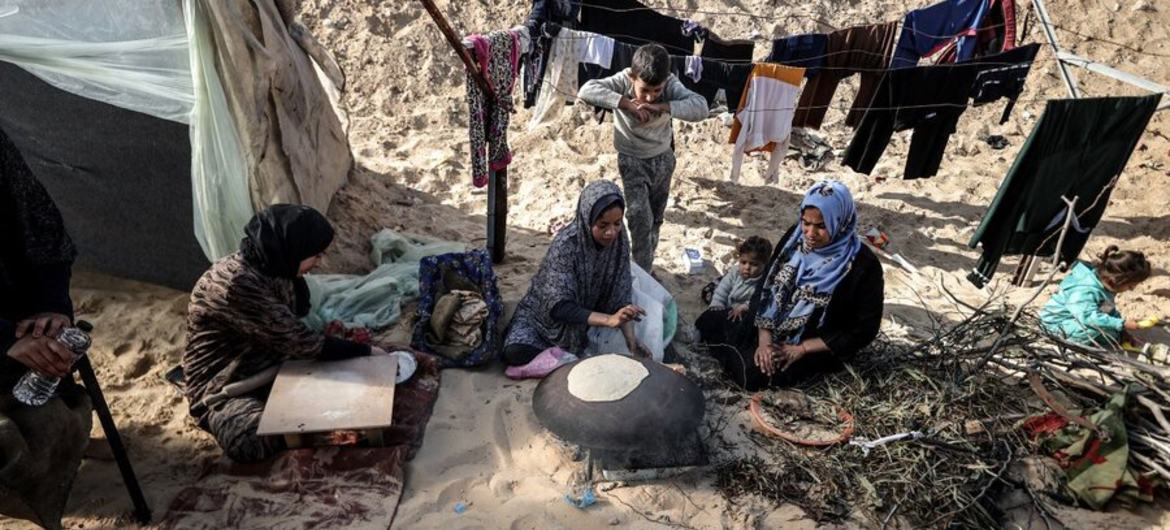 一个流离失所的巴勒斯坦家庭现在住在加沙南部的一个临时营地里，没有水，没有电，也没有足够的食物。