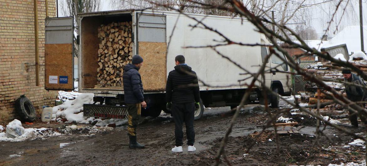 يتم توزيع الحطب على الأشخاص المستضعفين الذين يعيشون بدون تدفئة وكهرباء في بوروديانكا، في منطقة كييف في أوكرانيا.