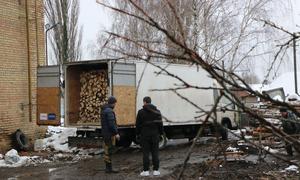 Раздача дров людям, живущим без отопления и электричества в Бородянке, Украина.