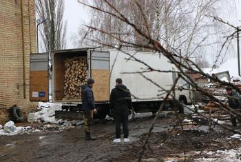 Раздача дров людям, живущим без отопления и электричества в Бородянке, Украина.