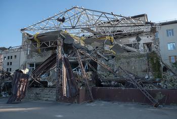 تم تدمير المستشفى الرئيسي في إيزيوم بمنطقة خاركيف بالكامل تقريباً، مما صعب وصول عشرات آلاف الأشخاص إلى الخدمات الأساسية.