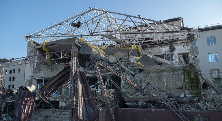 Главная больница в Изюме, в Харьковской области, была почти полностью разрушена.