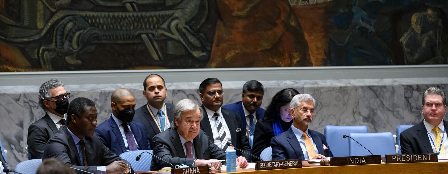 Le Secrétaire général de l'ONU António Guterres (3e à partir de la droite à table) s'adresse à une réunion du Conseil de sécurité sur le multilatéralisme.