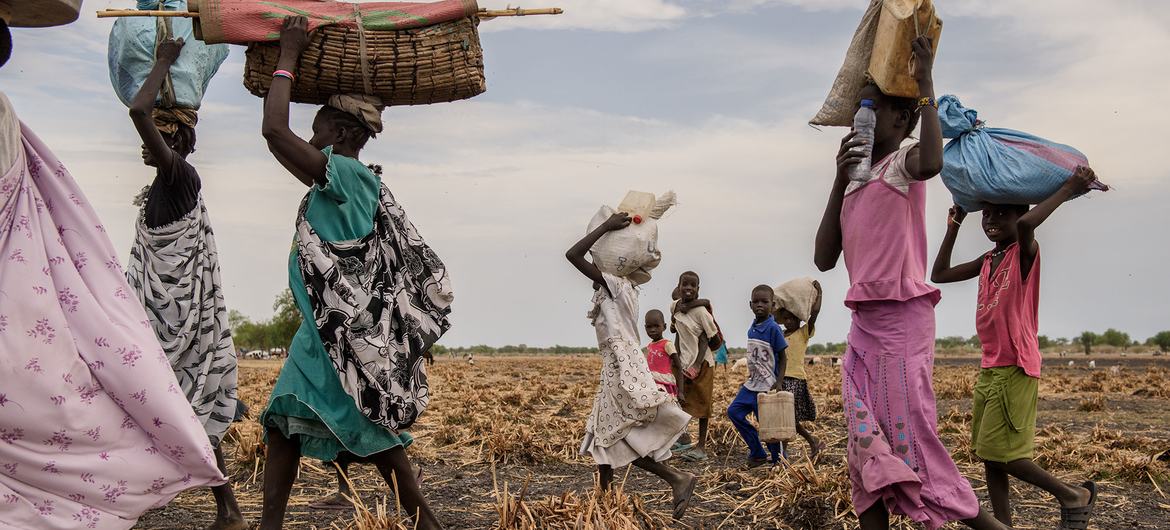 من الأرشيف: تسببت موجات القتال في نزوح العائلات في ولاية أعالي النيل بجنوب السودان