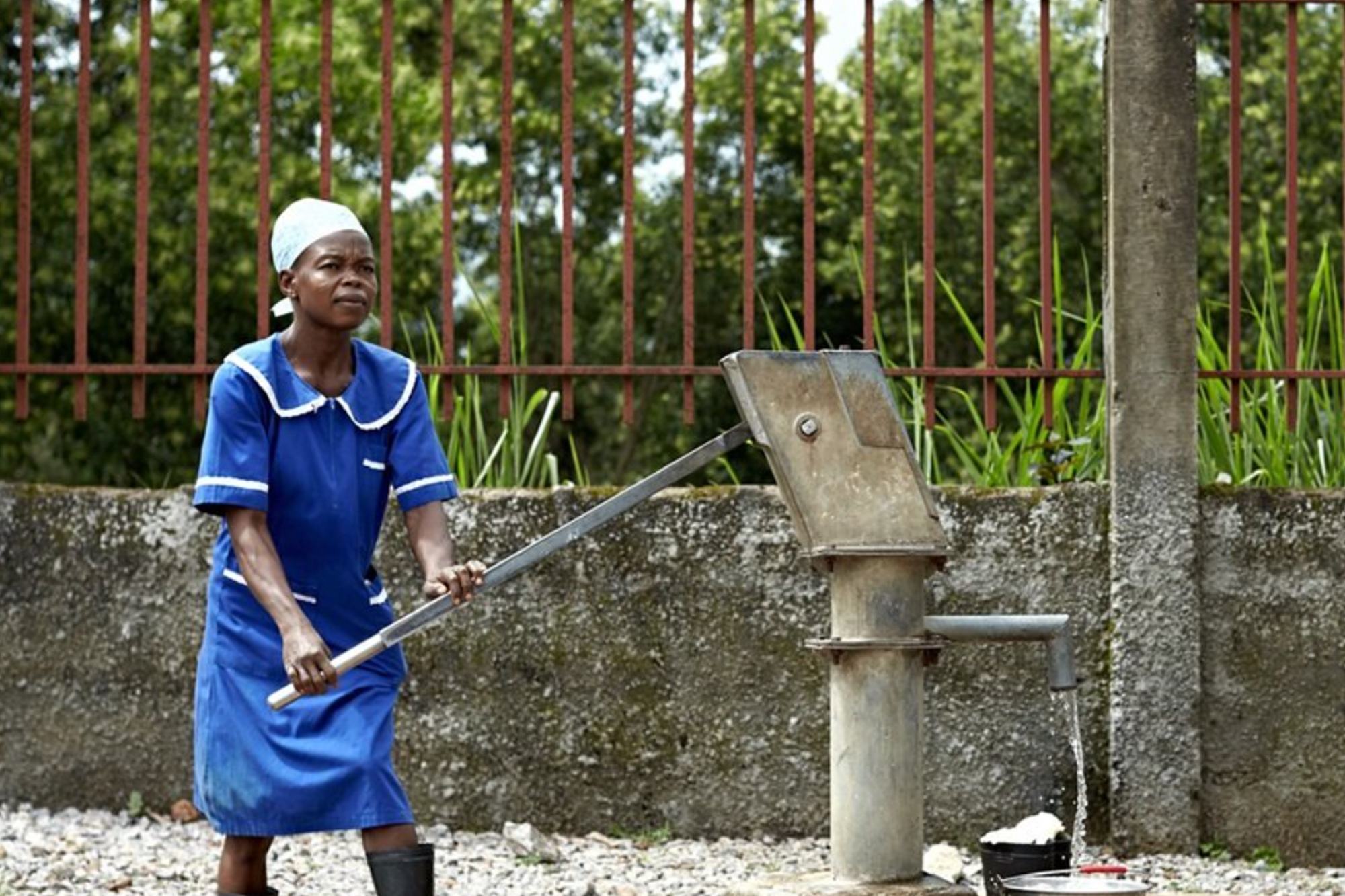 من الضروري اتخاذ إجراءات عاجلة لضمان إتاحة مياه الشرب المأمونة وخدمات الصرف الصحي والنظافة الصحية للجميع
