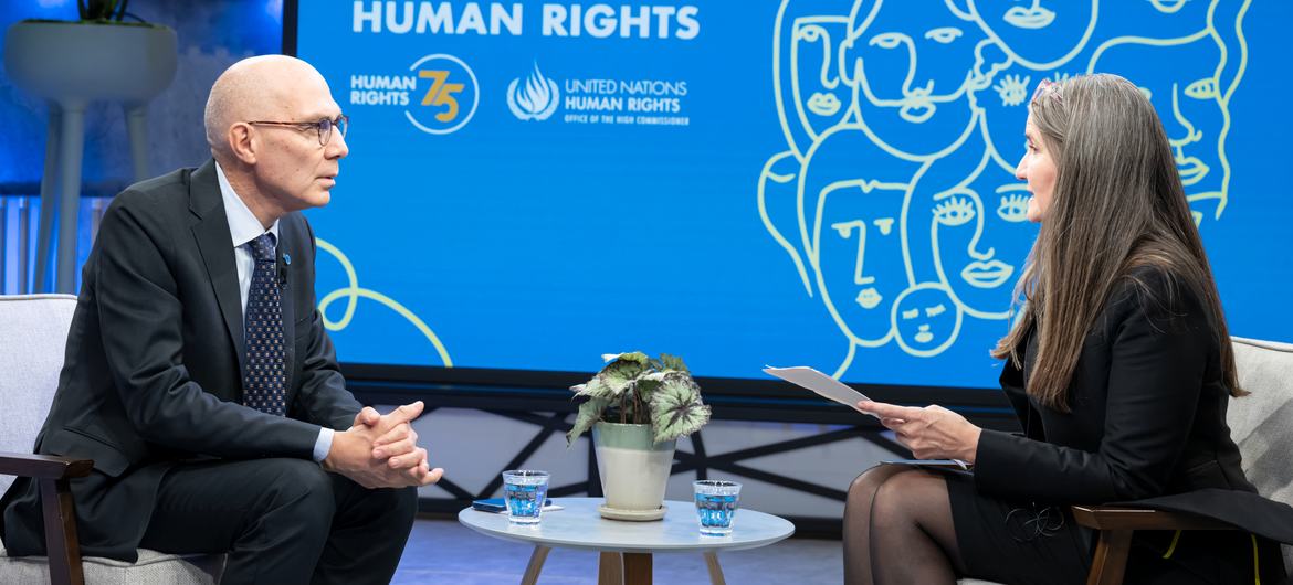انسانی حقوق کمشنر وولکر ترک نے یو این نیوز کو خصوصی انٹرویو دیتے ہوئے کہا ہے کہ دنیا بھر میں بیشتر مسلح تنازعات کے دوران انسانی حقوق کی خلاف ورزی پر کھلی چھوٹ تشدد کے سلسلے کو دوام دیتی ہے۔