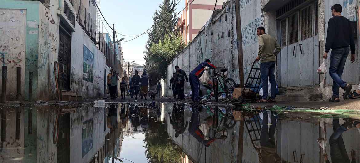 الأمطار الغزيرة أدت إلى فيضانات في شوارع خان يونس، جنوب قطاع غزة.