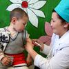 किरगिस्तान में, एक बच्चे को, ख़सरा से बचाने वाली वैक्सीन का टीका लगाए जाते हुए.