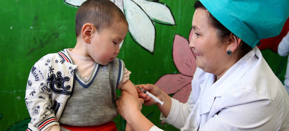 Вакцинация – единственный способ защитить детей от кори, потенциально опасного заболевания. На фото: поликлиника в Кыргызстане