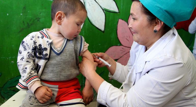 Un jeune garçon est vacciné contre la rougeole dans la ville d'Osh, au sud-ouest du Kirghizistan.