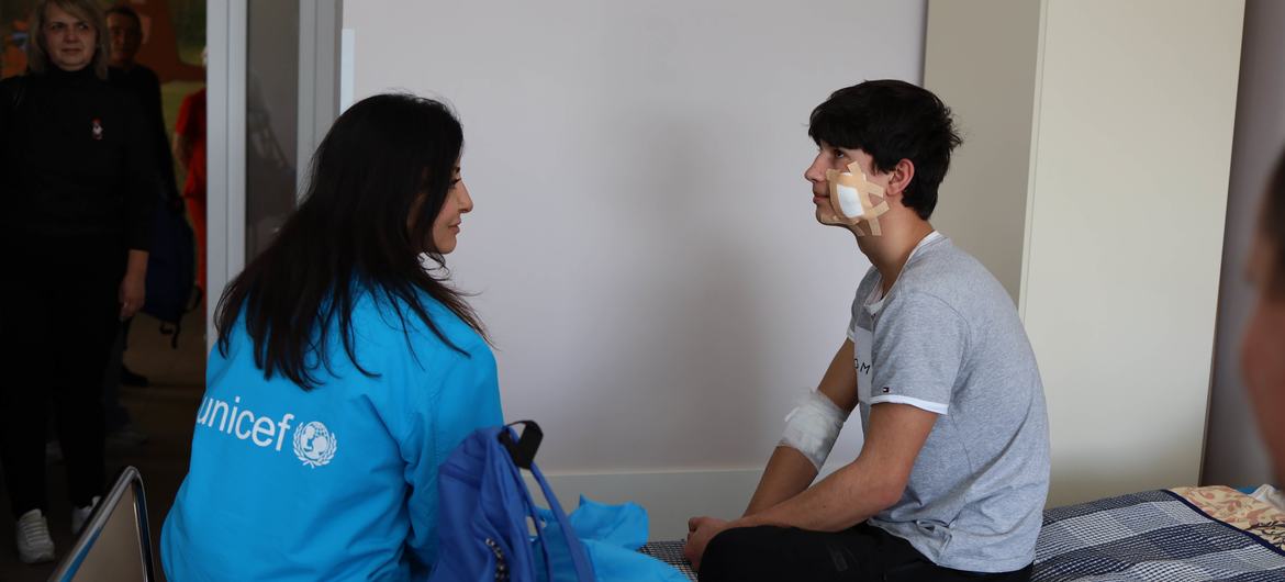 Шестнадцатилетний Даня с представительницей ЮНИСЕФ Джинан Рамадан.