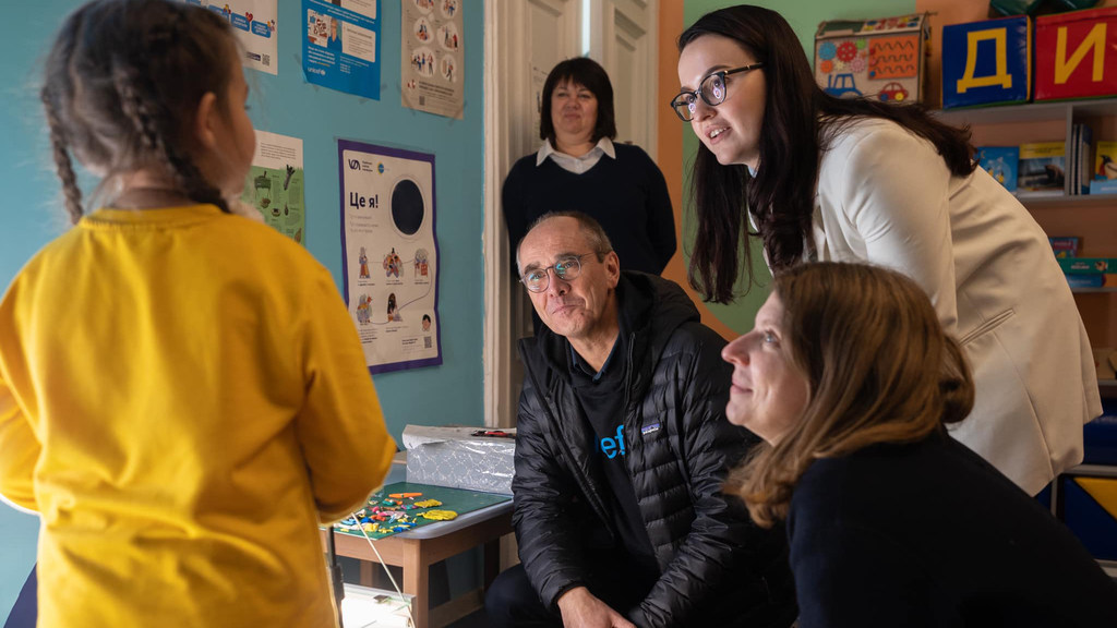 Представитель UNICEF Эйди Брых посетила класс в Киеве, Украина, чтобы оценить влияние войны на детей.