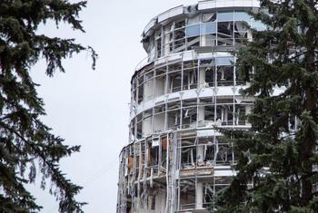 Un bâtiment endommagé dans la ville de Kharkiv, près de la ligne de front et de la frontière russe. Les infrastructures civiles ont été fortement endommagées par les frappes fréquentes de ces dernières semaines.