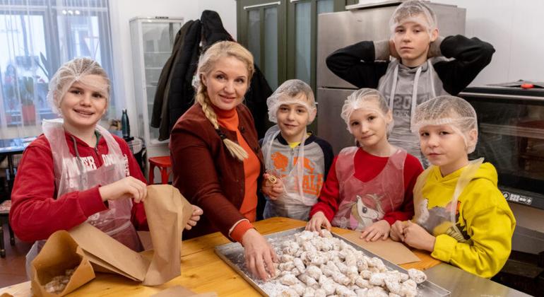 Олена и ее дети посещают в Ужгороде кулинарные курсы.
