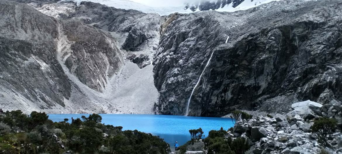 Laguna 69, Cordillera Blanca, Pérou — une destination glaciaire très prisée dans le système lagunaire de Llanganuco, qui attire désormais les randonneurs.