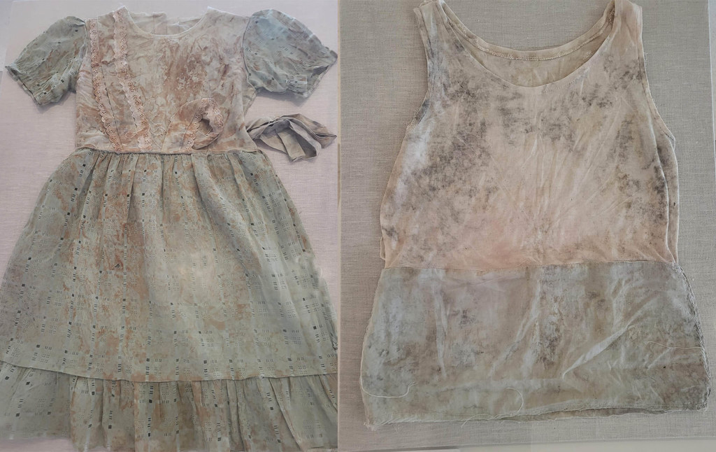 Las prendas usadas por las hijas de Immaculée Songa, Clarisse y Raissa, se exhiben en la exposición de la ONU 