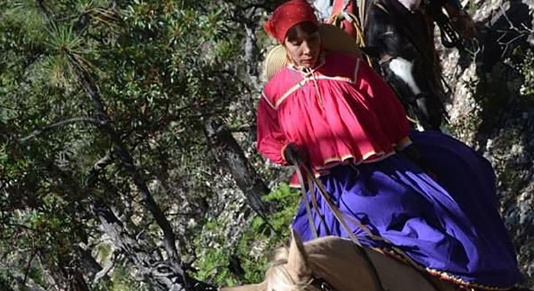 Julia Paredes está cavalgando para servir a comunidade indígena Tarahumara nas montanhas de Chihuahua. 