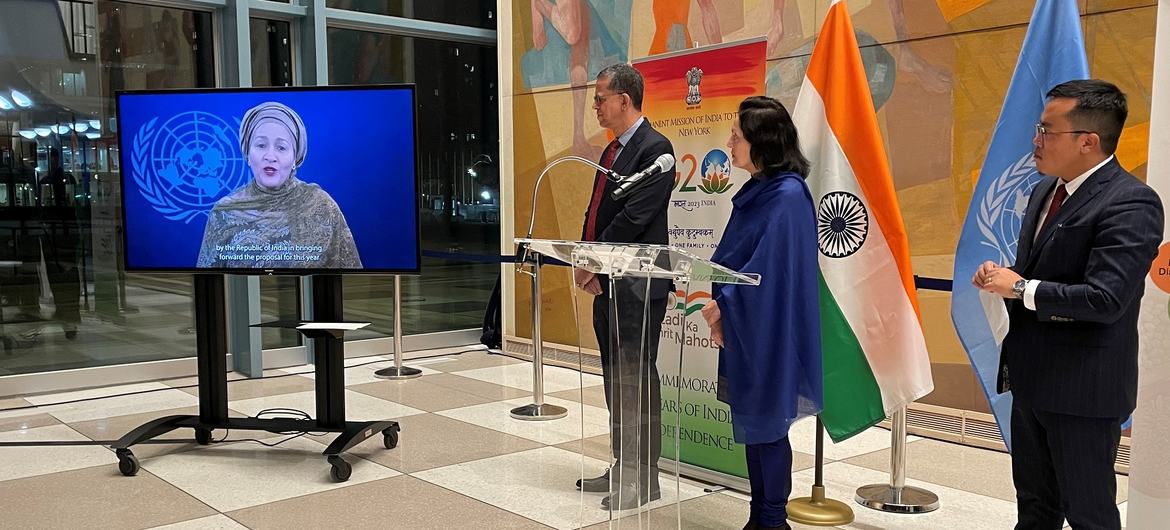 BM Genel Sekreter Yardımcısı Amina Mohammed, sergi açılış etkinliğinde video açıklamalarını yaparken, Hindistan'ın BM Daimi Temsilcisi Büyükelçi Ruchira Kamboj izliyor.