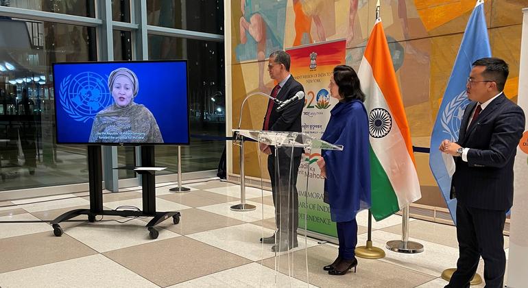 La Vicesecretaria General de las Naciones Unidas, Amina Mohammed, interviene en el acto de inauguración de la exposición ante la mirada de la Embajadora Ruchira Kamboj, Representante Permanente de la India ante las Naciones Unidas.