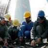 قطر میں ایک زیرتعیمر عمارت پر غیرملکی مزدور کام کر رہے ہیں۔