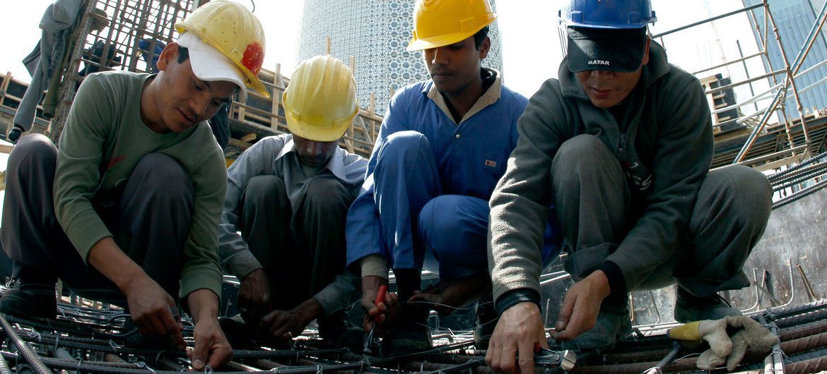 Homens trabalham em um canteiro de obras no Catar.